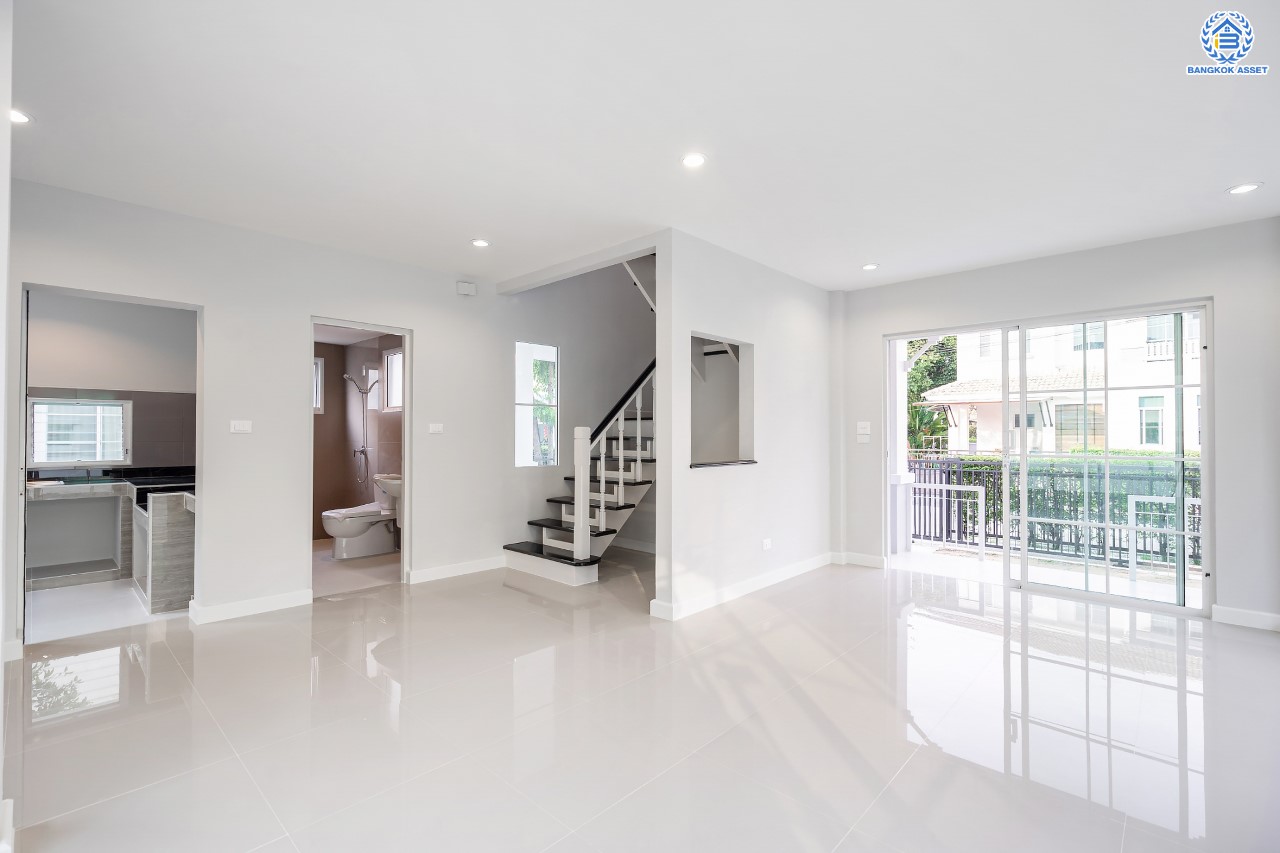 บ้านมือสองตกแต่งใหม่ คุณภาพ LH โครงการ มัณฑนา ปิ่นเกล้า-พระราม5 บรรยากาศเงียบสงบ มีความเป็นส่วนตัว เนื้อที่ 58 ตร.ว. ฟังก์ชัน 3 ห้องนอน 2 ห้องน้ำ 2 ที่จอดรถ facility ครบครัน! บนทำเลเดินทางสะดวก หน้าโครงการติดถนนนครอินทร์ ใกล้วงเวียนพระราม5 และจุดขึ้นทางด่วน "ศรีรัช"